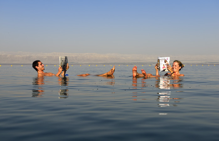 La più classica delle immagini di bagnanti nel Mar Morto. Qui siamo sulla sponda orientale, in Giordania. (foto Jordan Tourism Board)