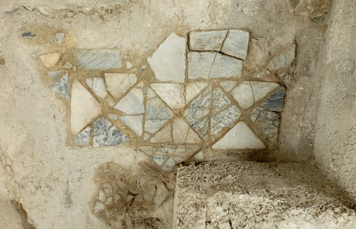 Una sezione di pavimento rinvenuta nel sottosuolo della basilica e realizzata con la tecnica dell'opus sectile. (foto Sapienza-Università di Roma/Custodia di Terra Santa)