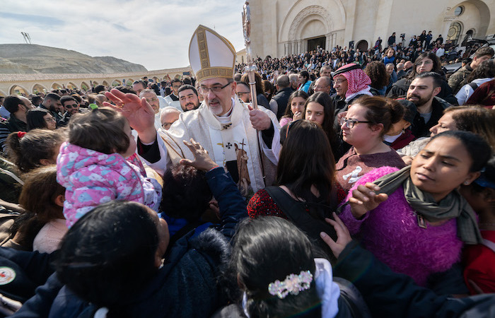 Monsignor Pierbattista Pizzaballa benedice i fedeli che lo accolgono per la celebrazione. (foto Mazur/cbcew.org.uk)