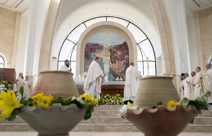 All'interno del luogo di culto durante la celebrazione eucaristica a cui hanno preso parte anche i vescovi del Coordinamento Terra Santa. (foto Mazur/cbcew.org.uk)