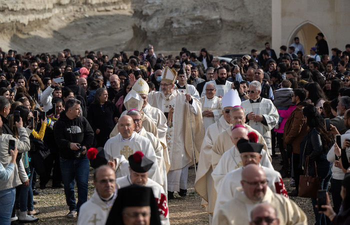  Il popolo attornia il patriarca latino di Gerusalemme e la processione dei concelebranti che fanno ingresso nella chiesa ancora in fase di cantiere. (foto Mazur/cbcew.org.uk)
