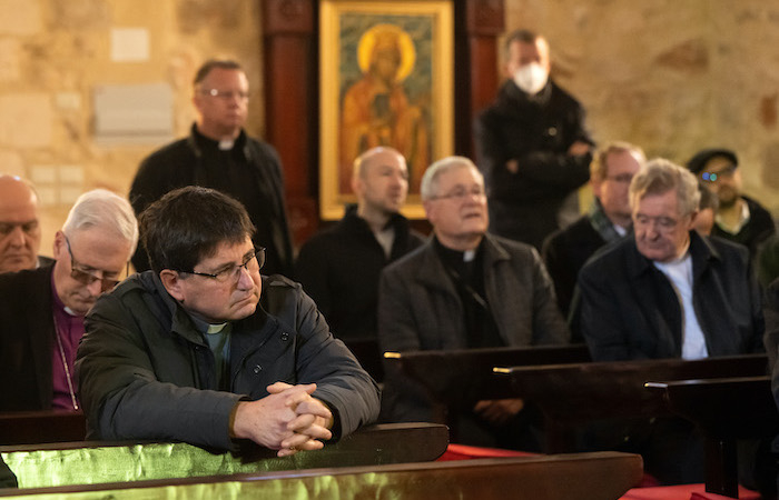 I presuli europei e nordamericani ascoltano il racconto degli operatori Caritas circa le attività in corso nel Paese. (foto Mazur/cbcew.org.uk)
