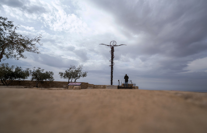 La scultura moderna con il punto di osservazione che dall'altura del Nebo consente di guardare alla valle del Giordano e al deserto di Giuda. (foto Mazur/cbcew.org.uk)