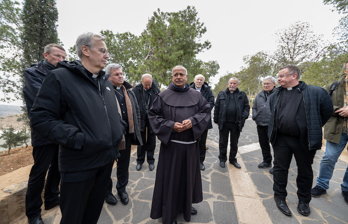  Accolti dai frati della Custodia di Terra Santa che presidiano il Memoriale di Mosé sul Monte Nebo. (foto Mazur/cbcew.org.uk)