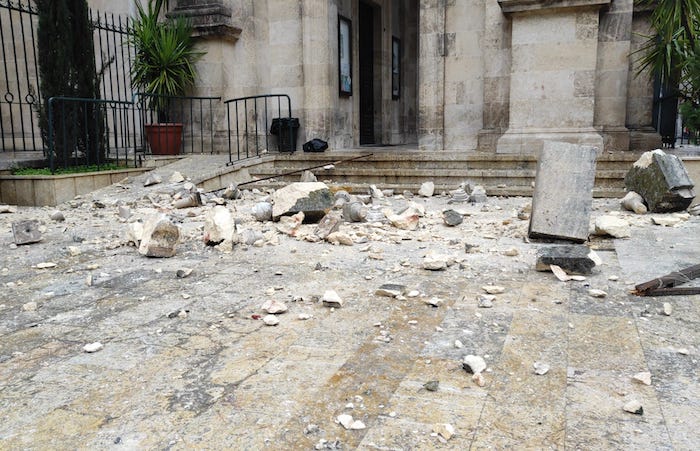 Calcinacci e blocchi caduti dal campanile della chiesa nel cortile del convento di San Francesco, sede della parrocchia latina di Aleppo. (foto G. Pizzi/Pro Terra Sancta)