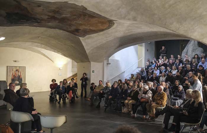Una panoramica della sala del Museo Marino Marini con il pubblico attento e partecipe. (foto Carlotta Nucci)