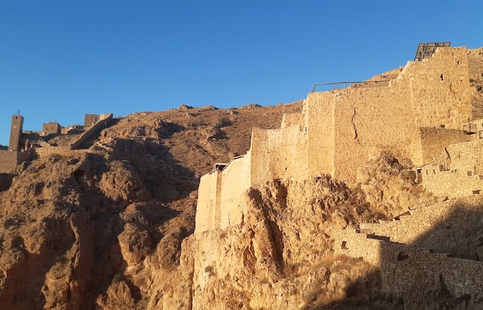 Arroccato come una fortezza, il monastero di Deir Mar Musa è sopravvissuto ad eventi bellici in secoli lontani e in anni recenti.