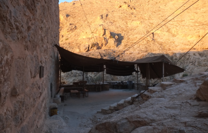 La tenda dell'accoglienza all'ingresso del monastero.