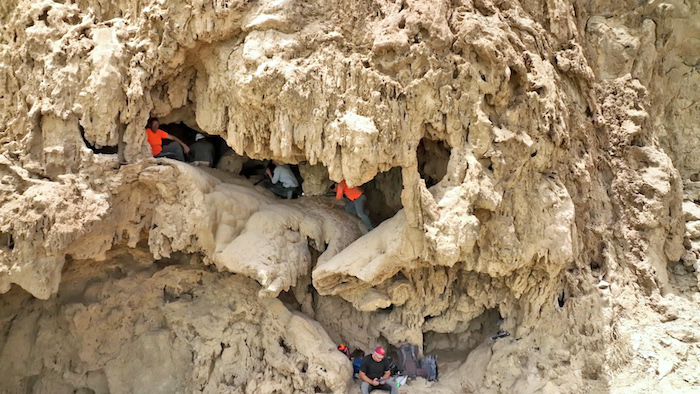 La grotta, già esplorata in passato, custodiva un piccolo arsenale d'armi romane. (foto Emil Aladjem / Israel Antiquities Authority)