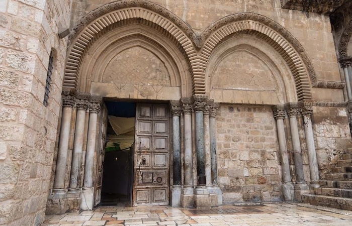 All’ingresso della basilica del Santo Sepolcro, durante i lavori, sarà aperta solo un’anta della porta. (foto MAB/CTS)
